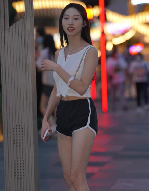 精选街拍 – 运动装黑白搭配