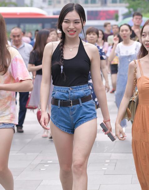 精选街拍 – 迷人高腰牛仔