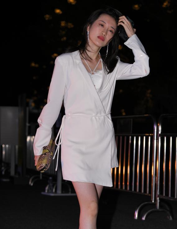 精选街拍 – 高挑气质美女