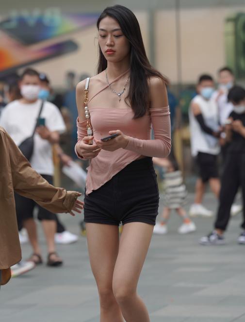 精选街拍 – 热裤长发美女